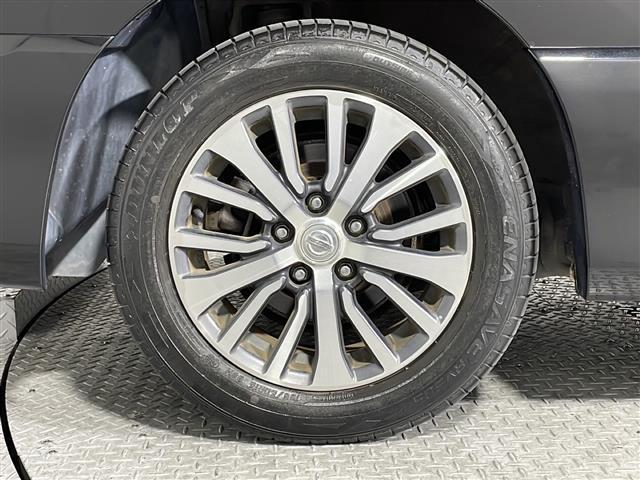 【純正アルミホイール】純正の専用アルミホイールが足元を飾ります！ＩＤＯＭでは、社外アルミホイールや、スタッドレスタイヤも取扱いしております。ぜひご相談ください。