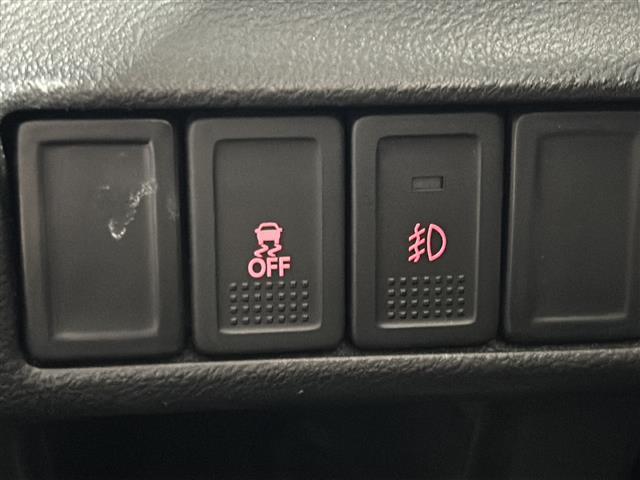 【ＥＴＣ】有料道路を利用する際に料金所で停止することなく通過できる、ＥＴＣ車載器（ノンストップ自動料金収受システム機器）が装備されています。セットアップを行うことで利用可能になります。