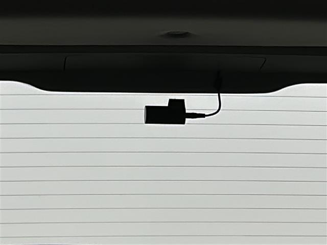 【パワーウインドウ】運転席のスイッチで、各席の窓ガラスの開閉ができます！あると便利ですよね！