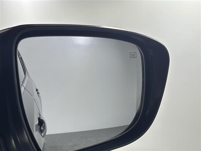 【運転席】座り心地が良いシートなので長時間の運転でも快適にお過ごしいただけます。新品のフロアマットのご注文も可能です。掲載箇所以外にご希望の写真がございましたらお気軽にお問い合わせ下さい。