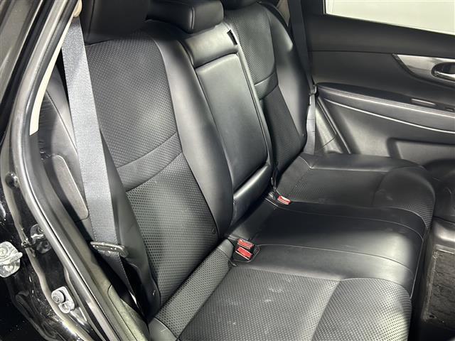 【後部座席】大人が座っても余裕のある広さです！！頭上や足元のスペースも広く取ってあります！