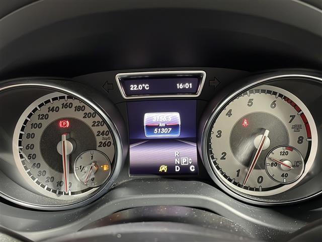 【ステアリングスイッチ】手元のボタンから、オーディオやナビなどの操作ができるので、よそ見をせずに安全に運転に集中できます！