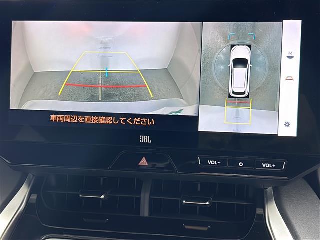 【全方位モニター】まるでクルマを真上から見下ろしたかのような視点で駐車をサポートします！クルマの斜め後ろや真横など、前後左右の４つのカメラの映像が合成されて、モニターに映し出されます。