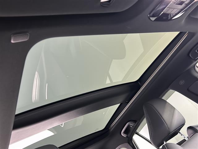 【サンルーフ】天井から太陽の穏やかな光や、爽やかな風を取り込むことができます！頭上のスイッチで開閉可能なので、夜はロマンチックに星を眺めながら夜風にあたって過ごすことができます。