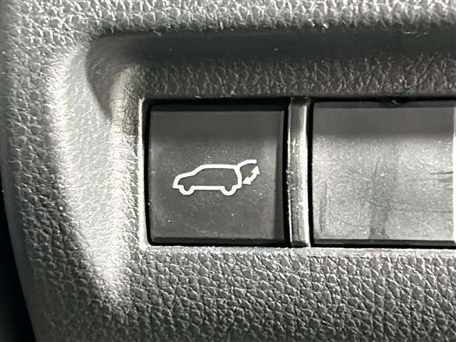 【電動リアゲート】荷物を抱えた状態でもリアゲートの開閉が可能です！お買い物時やアウトドアの際に役立ちますね。