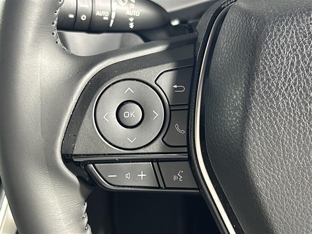 【ステアリングスイッチ】手元のボタンから、オーディオやナビなどの操作ができるので、よそ見をせずに安全に運転に集中できます！