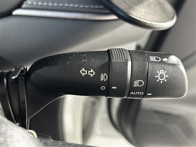 【オートライト（ＡＵＴＯ）】外の明るさをシステムが感知して、自動でヘッドライトが点灯します！ヘッドライトをつけ忘れを防ぐ便利機能です。