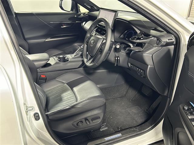 【運転席】座り心地が良いシートなので長時間の運転でも快適にお過ごしいただけます。新品のフロアマットのご注文も可能です。掲載箇所以外にご希望の写真がございましたらお気軽にお問い合わせ下さい。