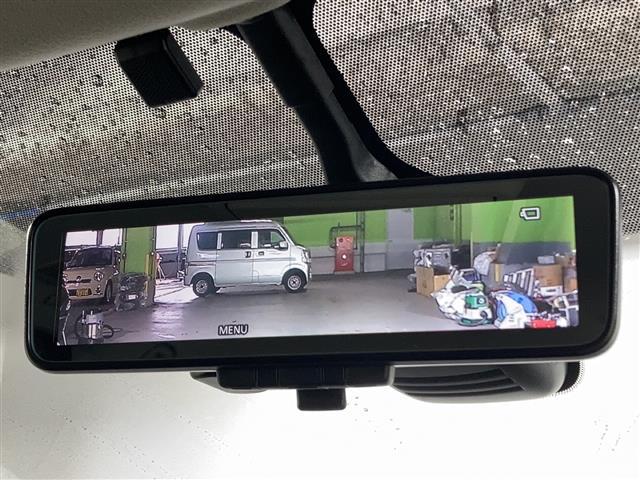 【デジタルルームミラー】車両後方カメラの映像をルームミラーに映すことが出来ます。　そのため、後席に人や荷物があって後方が見えづらい場合でもしっかり視界を確保することが出来ます。