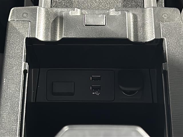 【アクセサリーソケット（電源ソケット）】電源からケーブルをつなげば、スマートフォンなどの電子機器の充電などを行うことができます！ゲーム機器や、カメラの充電にも便利ですね。