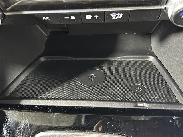 【アクセサリーソケット（電源ソケット）】電源からケーブルをつなげば、スマートフォンなどの電子機器の充電などを行うことができます！ゲーム機器や、カメラの充電にも便利ですね。