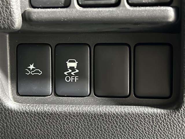 【　横滑り防止装置　】急なハンドル操作時や滑りやすい路面を走行中に車両の横滑りを感知すると、自動的に車両の進行方向を保つように車両を制御します。