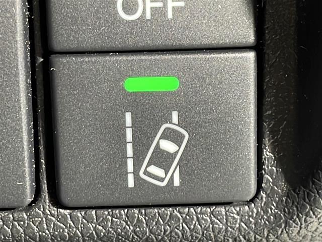 【　車線逸脱警報システム（ＬＤＷ）　】車線を外れそうになると、警報ブザーと画面表示で注意を促します。さらに車線逸脱防止支援機能がブレーキを短時間制御し、クルマを車線内に戻すサポートを行います。