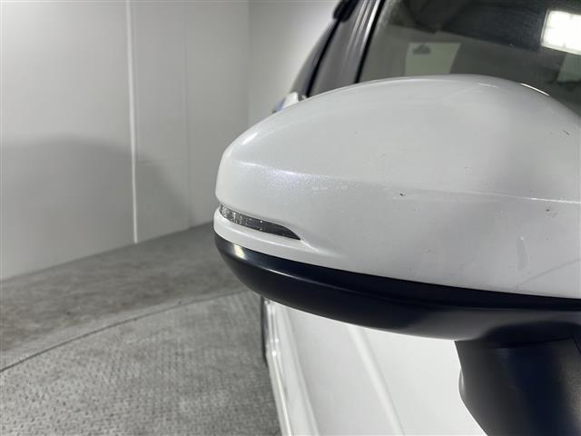 【　電動格納ウインカーミラー　】付いているだけで高級感のＵＰするウィンカー内臓サイドミラー♪もちろん見た目だけでなく、対向車からの視認性の向上につながり、安全度もＵＰ♪