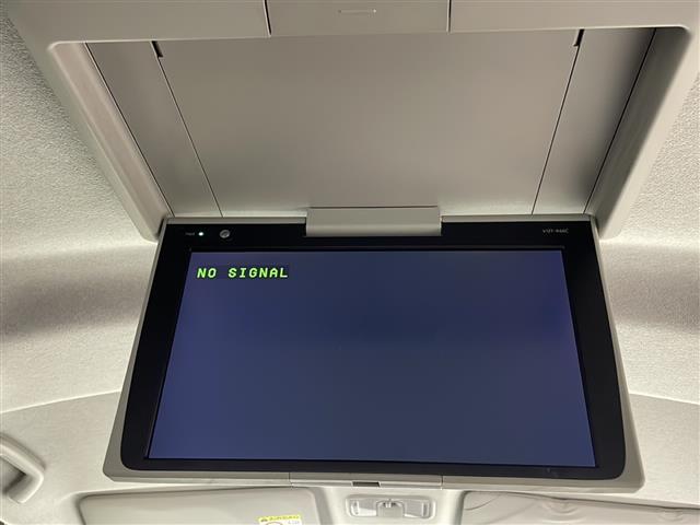 【後席モニター（フリップダウンモニター）】後部座席からも、ＤＶＤや映画・ライブ映像など様々な動画が楽しめドライブが退屈しません！※機種によって接続できる映像が異なります。