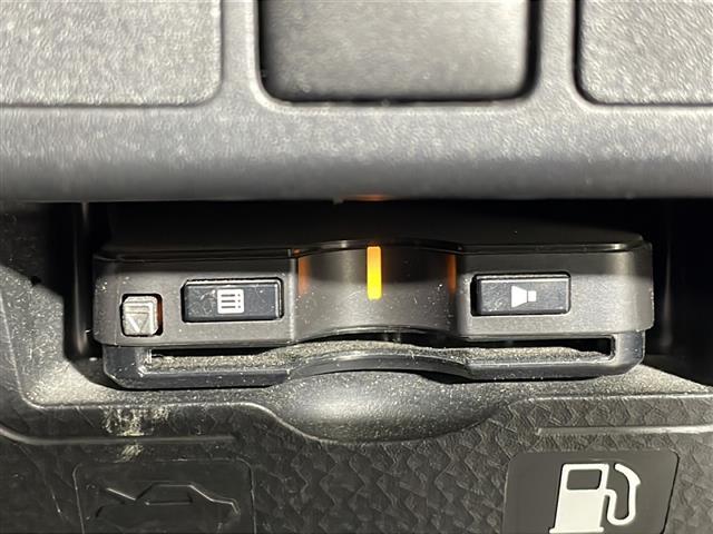 【ＥＴＣ】有料道路を利用する際に料金所で停止することなく通過できる、ＥＴＣ車載器（ノンストップ自動料金収受システム機器）が装備されています。セットアップを行うことで利用可能になります。