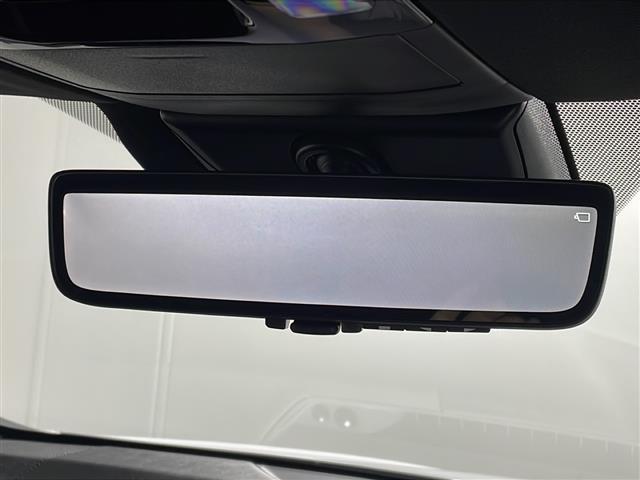 【デジタルルームミラー】車両後方カメラの映像をルームミラーに映すことが出来ます。　そのため、後席に人や荷物があって後方が見えづらい場合でもしっかり視界を確保することが出来ます。