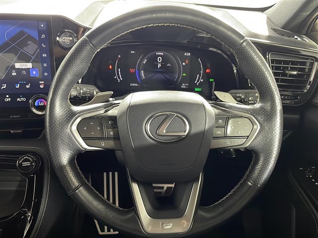 【ステアリング】軽い力で扱いやすいハンドルです。目立つ傷やスレなどなく綺麗な状態です！「プレミアム抗菌コートＧ」をいれていただくとさらに快適に！清潔なお車はお子様にも安心ですね！