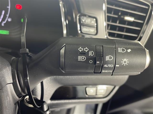 【オートライト（ＡＵＴＯ）】外の明るさをシステムが感知して、自動でヘッドライトが点灯します！ヘッドライトをつけ忘れを防ぐ便利機能です。