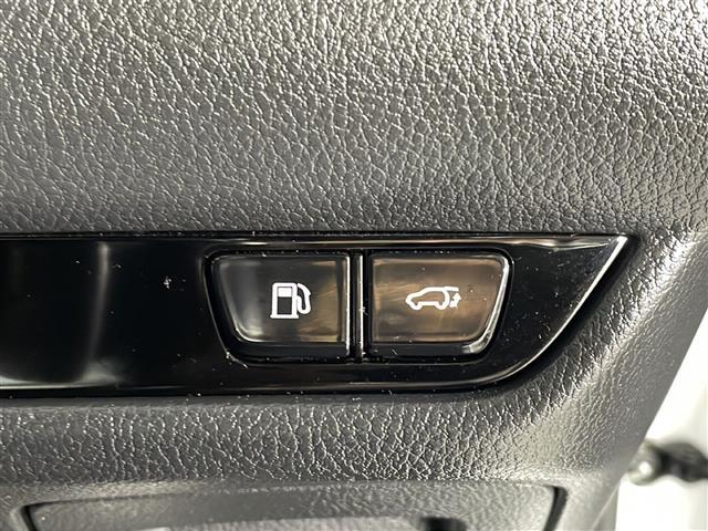 【パワーバックドア】荷物を抱えた状態でもリアゲートの開閉が可能です！お買い物時やアウトドアの際に役立ちますね。