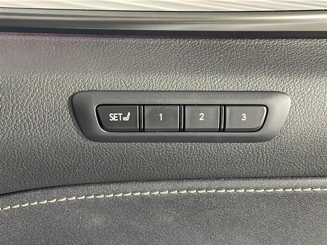 【ポジションメモリー（パワーシート）】それぞれのスイッチを押すと、あらかじめ設定したドライビングポジションに自動で調整してくれます。シートポジションがしっかり決まると、毎日の運転が楽になりますね！