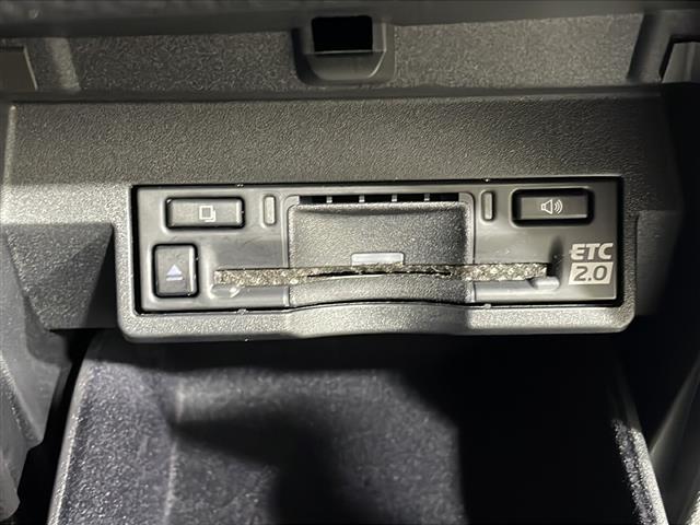 【ＥＴＣ】有料道路を利用する際に料金所で停止することなく通過できる、ＥＴＣ車載器（ノンストップ自動料金収受システム機器）が装備されています。セットアップを行うことで利用可能になります。