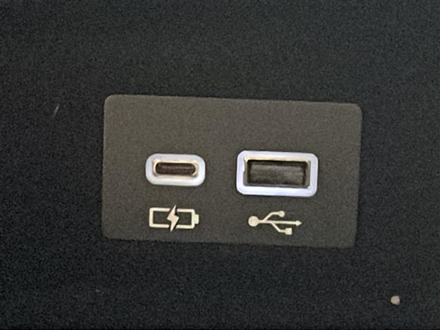 【アクセサリーソケット（電源ソケット）】電源からケーブルをつなげば、スマートフォンなどの電子機器の充電などを行うことができます！ゲーム機器や、カメラの充電にも便利ですね。