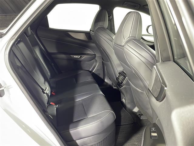 【後部座席】大人が座っても余裕のある広さです！！頭上や足元のスペースも広く取ってあります！