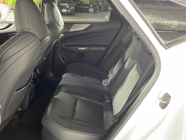 【後部座席】大人が座っても余裕のある広さです！！頭上や足元のスペースも広く取ってあります！