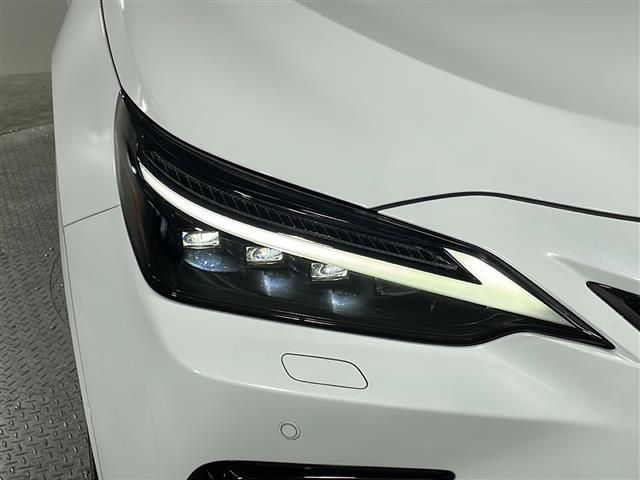 【ＬＥＤヘッドライト】消費する電力が少なく耐久年数が長いのが特徴のヘッドライトです。さらに長持ちさせたい方は、ヘッドライト，フロントガラスなどのコーティングもご用意しています。