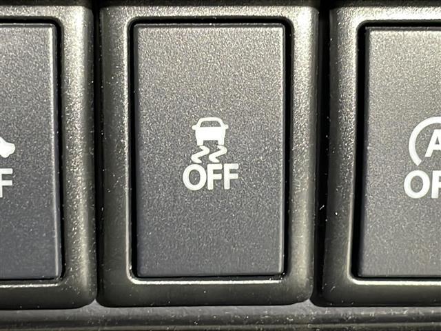 【　横滑り防止装置　】急なハンドル操作時や滑りやすい路面を走行中に車両の横滑りを感知すると、自動的に車両の進行方向を保つように車両を制御します。