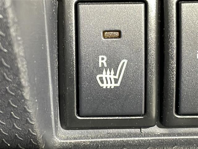 【シートヒーター】シートを温めてくれる暖房機器です！長時間座っていると負担が掛かりやすい背中や腰、または冬場などの寒い日に冷えやすい脚部に快適なぬくもりを伝えます。