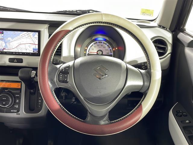 【ステアリング】軽い力で扱いやすいハンドルです。目立つ傷やスレなどなく綺麗な状態です！「プレミアム抗菌コートＧ」をいれていただくとさらに快適に！清潔なお車はお子様にも安心ですね！