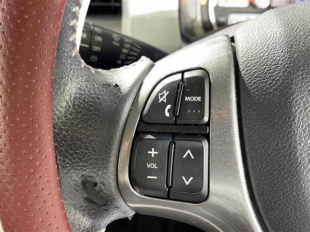 【ステアリングスイッチ】手元のボタンから、オーディオやナビなどの操作ができるので、よそ見をせずに安全に運転に集中できます！