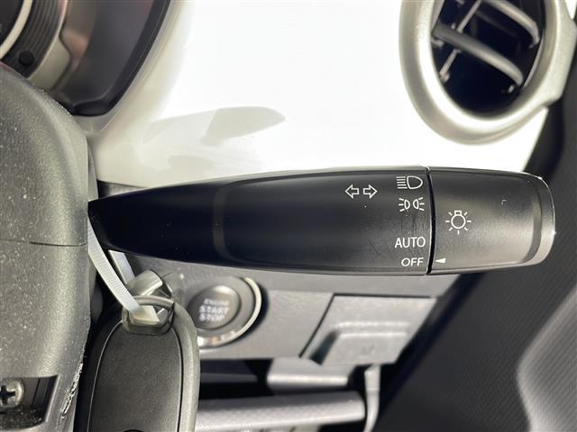 【オートライト（ＡＵＴＯ）】外の明るさをシステムが感知して、自動でヘッドライトが点灯します！ヘッドライトをつけ忘れを防ぐ便利機能です。