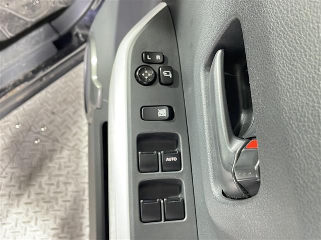 【パワーウインドウ】運転席のスイッチで、各席の窓ガラスの開閉ができます！あると便利ですよね！