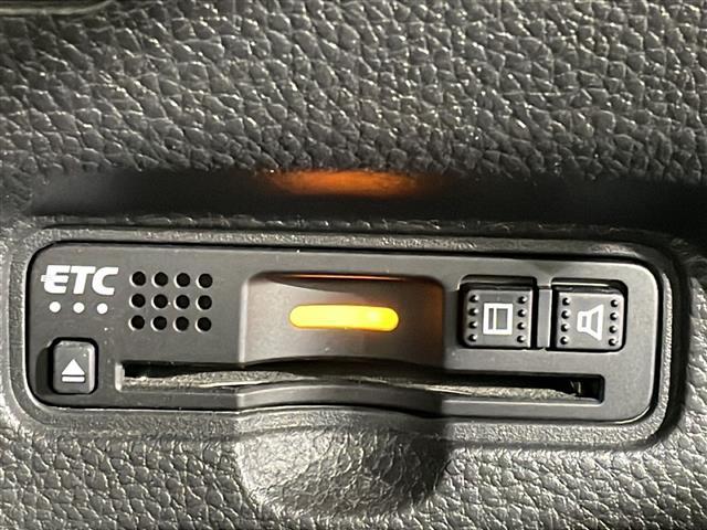 【ＥＴＣ】有料道路を利用する際に料金所で停止することなく通過できる、ＥＴＣ車載器（ノンストップ自動料金収受システム機器）が装備されています。セットアップを行うことで利用可能になります。