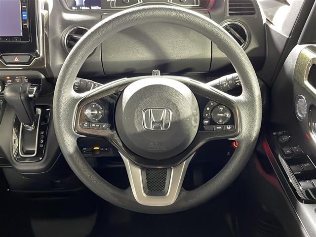 【ステアリング】軽い力で扱いやすいハンドルです。目立つ傷やスレなどなく綺麗な状態です！「プレミアム抗菌コートＧ」をいれていただくとさらに快適に！清潔なお車はお子様にも安心ですね！