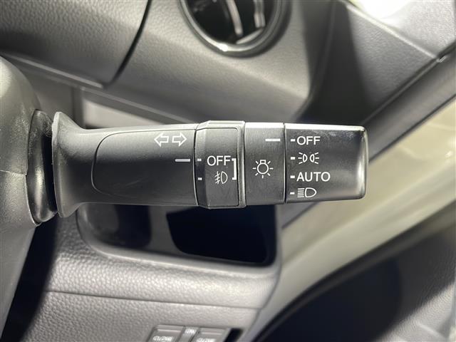 【オートライト（ＡＵＴＯ）】外の明るさをシステムが感知して、自動でヘッドライトが点灯します！ヘッドライトをつけ忘れを防ぐ便利機能です。