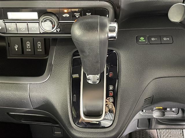 【シフトレバー】シフトの操作がしやすく快適なドライブを楽しんでいただけます！
