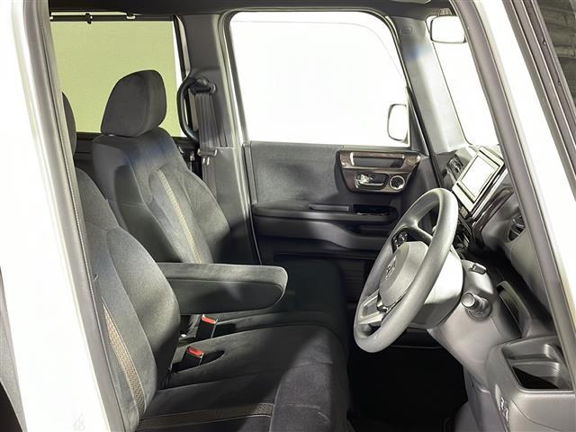 【運転席】座り心地が良いシートなので長時間の運転でも快適にお過ごしいただけます。新品のフロアマットのご注文も可能です。掲載箇所以外にご希望の写真がございましたらお気軽にお問い合わせ下さい。