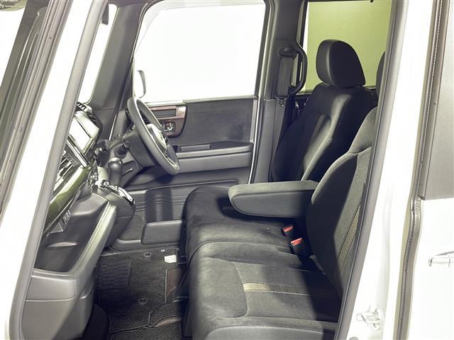 【助手席】きれいな助手席なので家族や友だちに乗ってもらっても安心です！