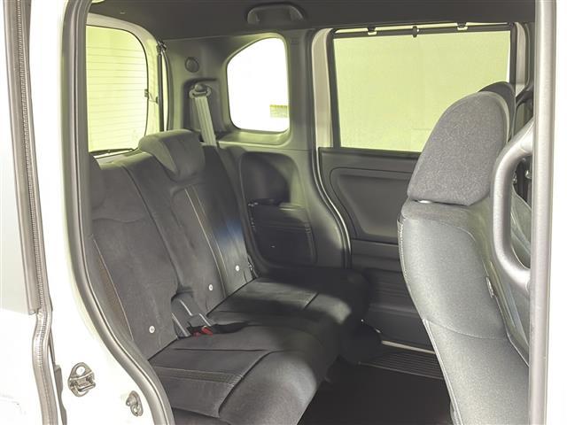 【後部座席】大人が座っても余裕のある広さです！！頭上や足元のスペースも広く取ってあります！