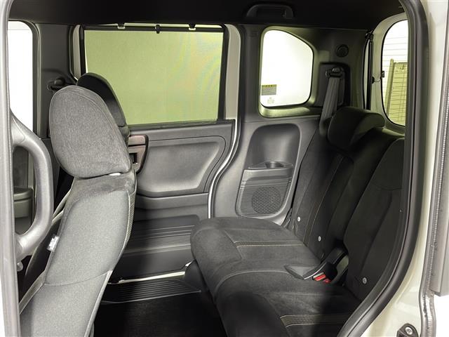 【後部座席】大人が座っても余裕のある広さです！！頭上や足元のスペースも広く取ってあります！