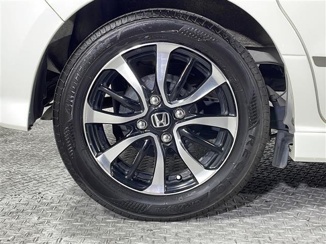 【純正アルミホイール】純正の専用アルミホイールが足元を飾ります！ＩＤＯＭでは、社外アルミホイールや、スタッドレスタイヤも取扱いしております。ぜひご相談ください。