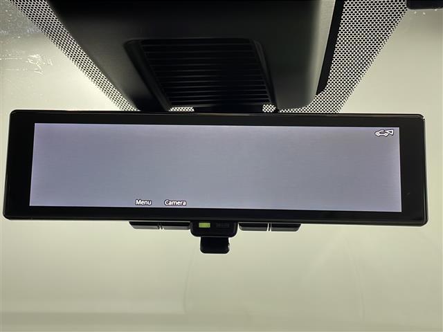 【デジタルルームミラー】車両後方カメラの映像をルームミラーに映すことが出来ます。　そのため、後席に人や荷物があって後方が見えづらい場合でもしっかり視界を確保することが出来ます。