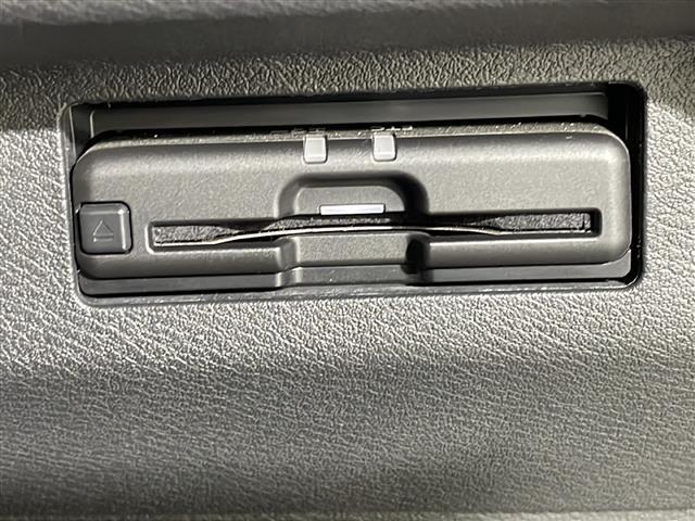 【ＥＴＣ】有料道路を利用する際に料金所で停止することなく通過できる、ＥＴＣ車載器（ノンストップ自動料金収受システム機器）が装備されています。セットアップを行うことで利用可能になります。