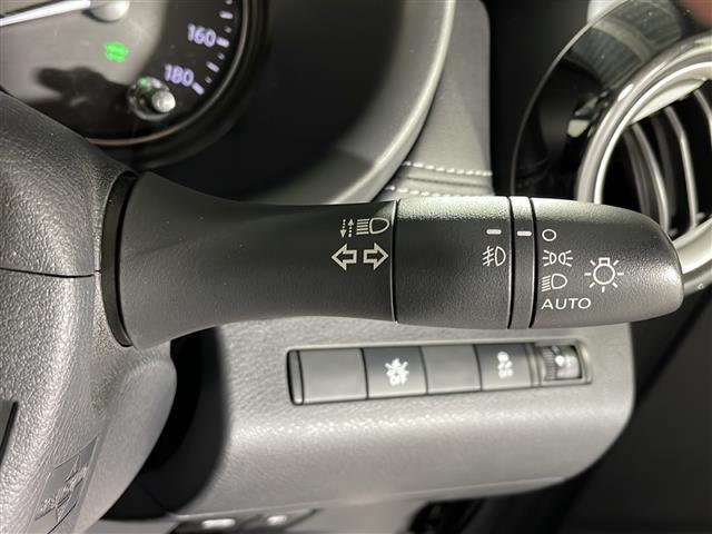 【オートライト（ＡＵＴＯ）】外の明るさをシステムが感知して、自動でヘッドライトが点灯します！ヘッドライトをつけ忘れを防ぐ便利機能です。