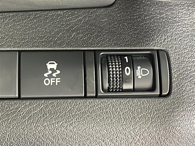 【　横滑り防止装置　】急なハンドル操作時や滑りやすい路面を走行中に車両の横滑りを感知すると、自動的に車両の進行方向を保つように車両を制御します。