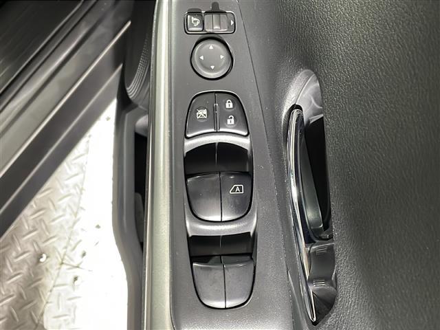 【パワーウインドウ】運転席のスイッチで、各席の窓ガラスの開閉ができます！あると便利ですよね！